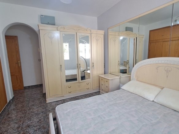 5 Bedroom 2 Bathroom Villa in Villamartin - Caza De Casa