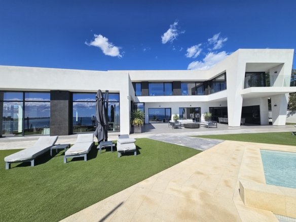 5 Bedroom 6 Bathroom Villa in Cabo Roig - Caza De Casa