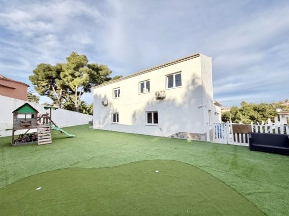 6 Bed 2 Bath Villa in Villamartin - Caza De Casa