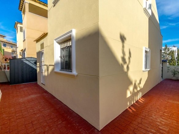 3 Bed 2 Bath Town House in Orihuela Costa - Caza De Casa