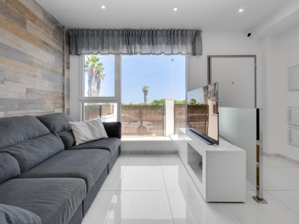 3 Bedroom 3 Bathroom Town House in Torrevieja - Caza De Casa