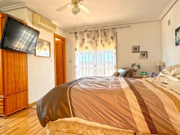 6 Bedroom 6 Bathroom Villa in Torrevieja - Caza De Casa