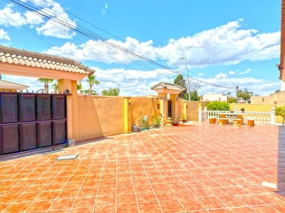 6 Bedroom 6 Bathroom Villa in Torrevieja - Caza De Casa