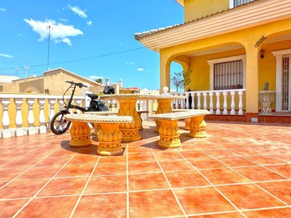 6 Bedroom 6 Bathroom Villa in Torrevieja - Caza De Casa