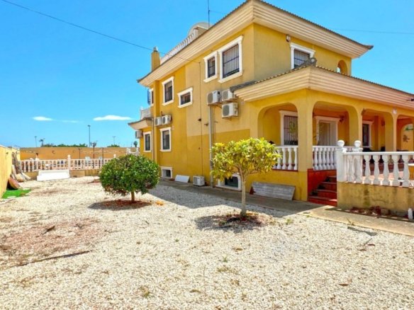 6 Bedroom 6 Bathroom Villa in Torrevieja - Caza De Casa