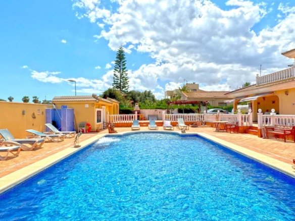 6 Bedroom 6 Bathroom Villa in Torrevieja - Caza De Casa