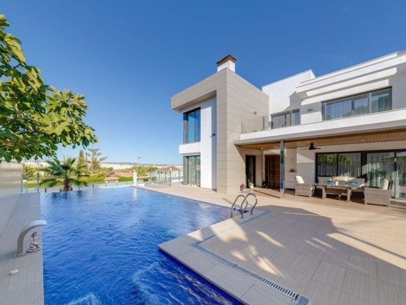 3 Bed 4 Bath Villa in Torrevieja - Caza De Casa