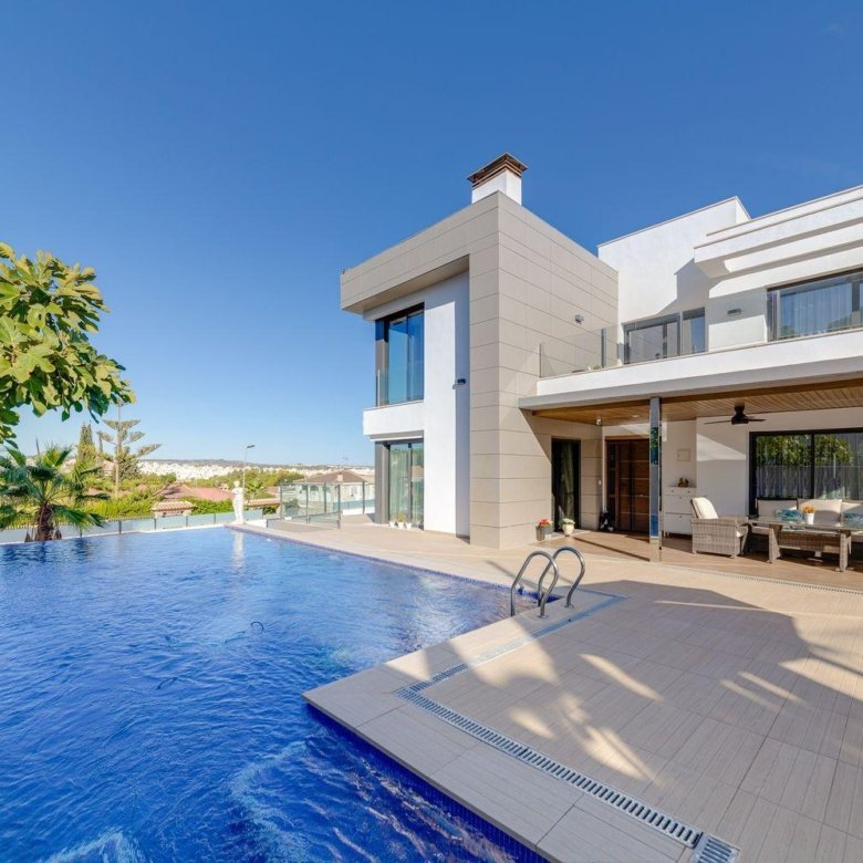3 Bedroom 4 Bathroom Villa in Torrevieja - Caza De Casa