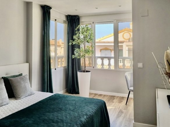 3 Bed 2 Bath Town House in Los Altos - Caza De Casa