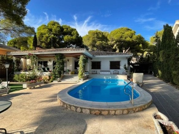 6 Bed 4 Bath Villa in Campoamor - Caza De Casa