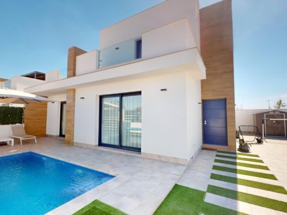 3 Bedroom 3 Bathroom Villa in Roldan - Caza De Casa