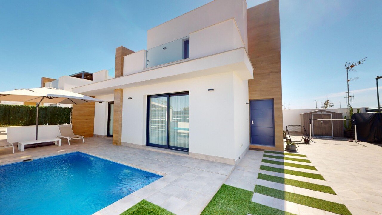 3 Bedroom 3 Bathroom Villa in Roldan - Caza De Casa
