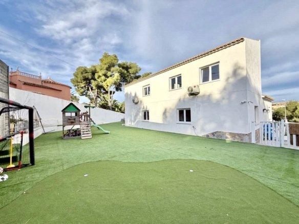 6 Bed 2 Bath Villa in Villamartin - Caza De Casa