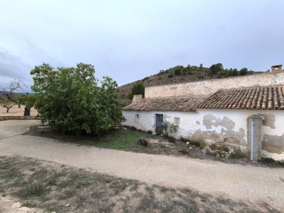 14 Bedroom 3 Bathroom Country House in Villena - Caza De Casa