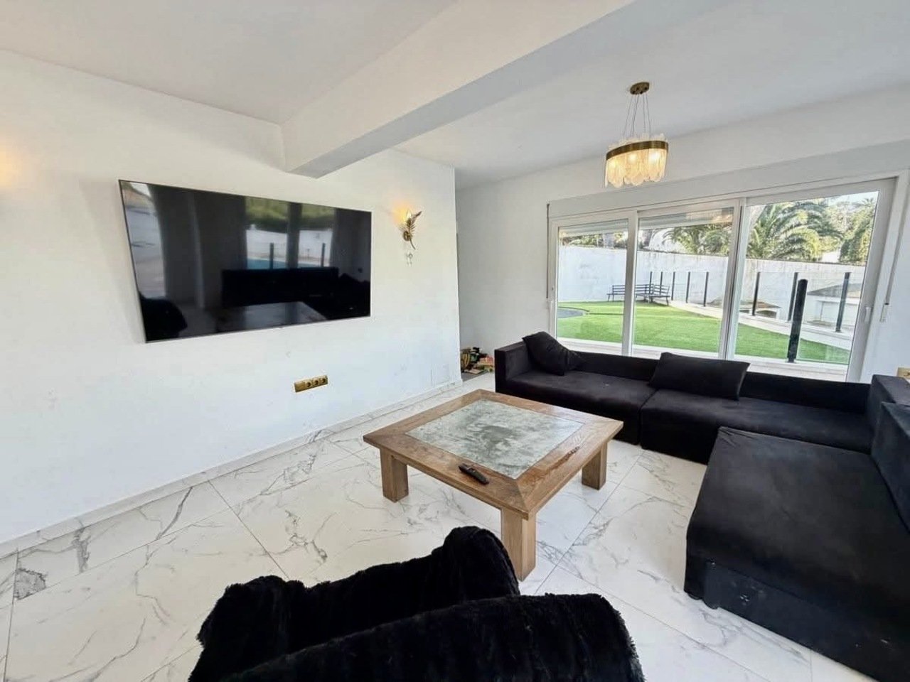 6 Bed 2 Bath Villa in Villamartin - Caza De Casa