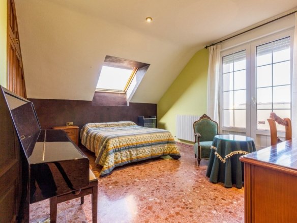 7 Bedroom 3 Bathroom Villa in Yecla - Caza De Casa