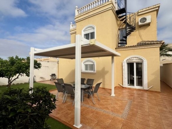 4 Bedroom 2 Bathroom Villa in Torrevieja - Caza De Casa