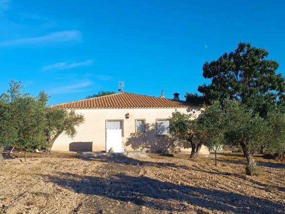 5 Bedroom 2 Bathroom Country House in Yecla - Caza De Casa