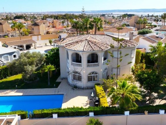 5 Bedroom 2 Bathroom Villa in Torrevieja - Caza De Casa