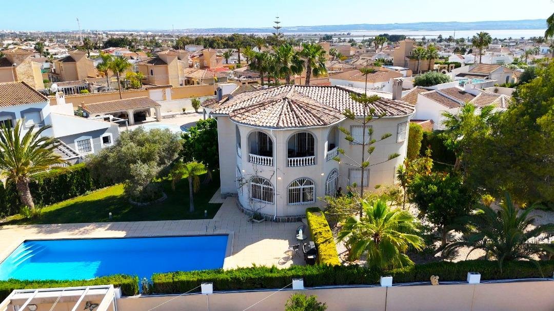 3-1 5 Bedroom 2 Bathroom Villa in Torrevieja - Caza De Casa