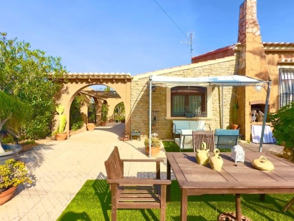 3 Bed 1 Bath Villa in Torrevieja - Caza De Casa