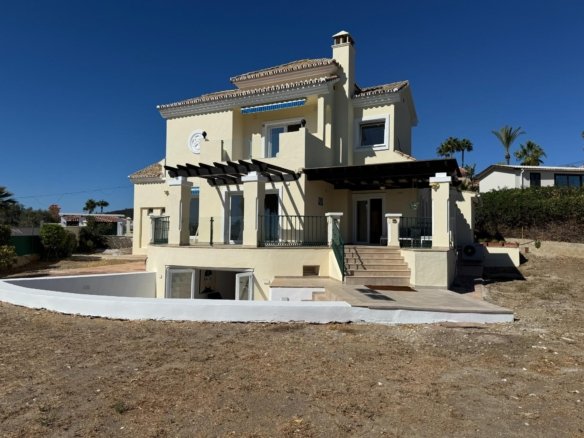 5 Bed 4 Bath Villa in Estepona - Caza De Casa