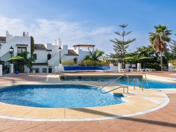 4 Bedroom 3 Bathroom Town House in Marbella - Caza De Casa