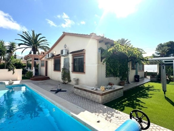 3 Bedroom 3 Bathroom Villa in Cabo Roig - Caza De Casa