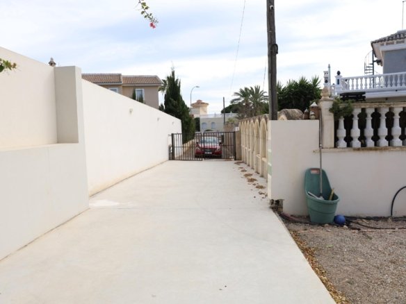 5 Bedroom 3 Bathroom Villa in Ciudad Quesada - Caza De Casa