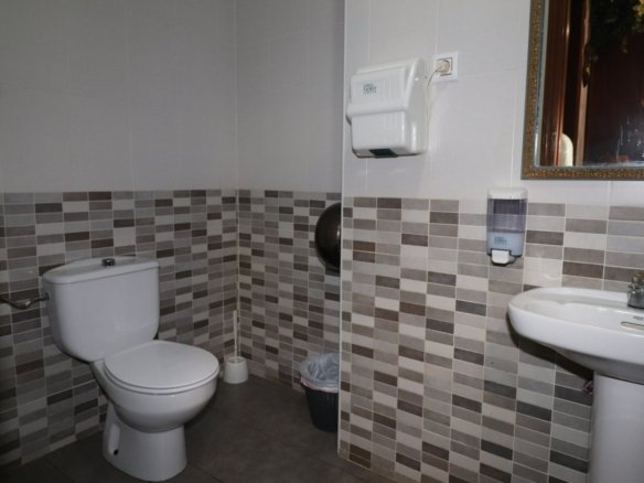 2 Bath Commercial in Torrevieja - Caza De Casa