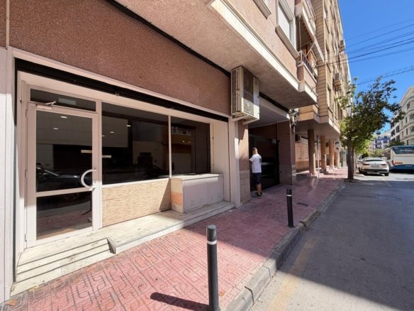 2 Bath Commercial in Torrevieja - Caza De Casa