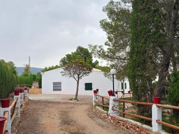 6 Bedroom 2 Bathroom Country House in Pinoso - Caza De Casa