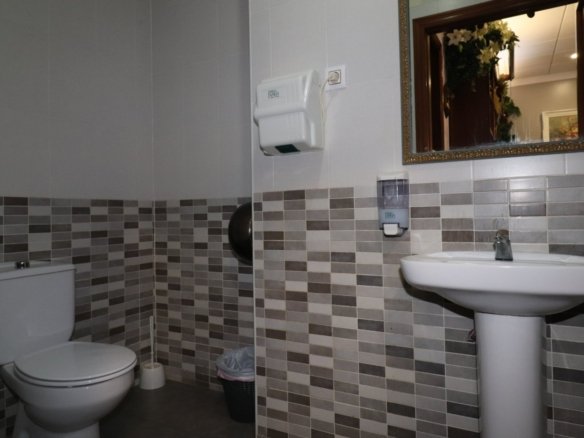 2 Bath Commercial in Torrevieja - Caza De Casa