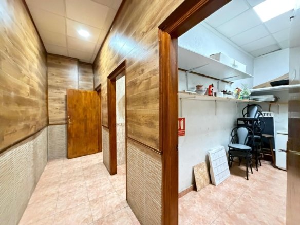 2 Bath Commercial in Torrevieja - Caza De Casa