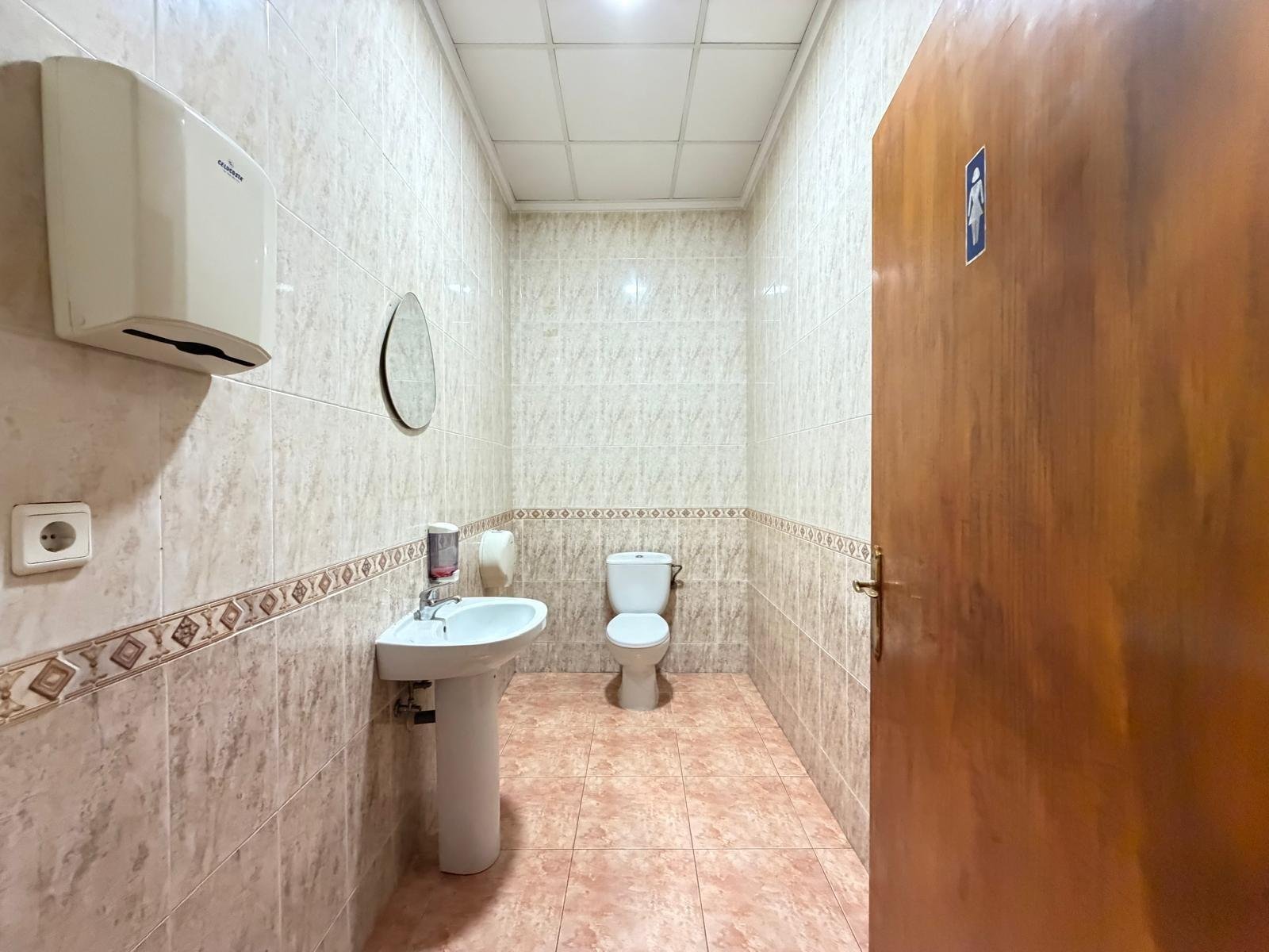 2 Bath Commercial in Torrevieja - Caza De Casa