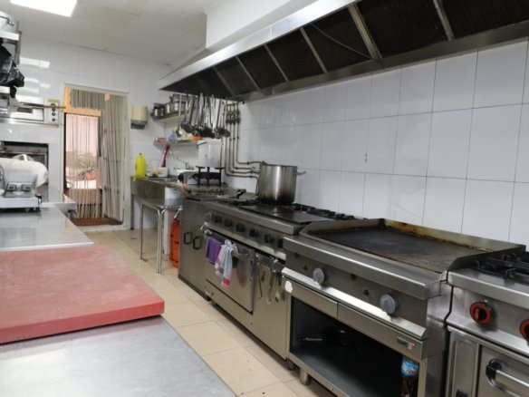 2 Bath Commercial in Torrevieja - Caza De Casa
