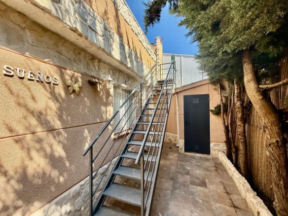 3 Bedroom 2 Bathroom Town House in Torrevieja - Caza De Casa
