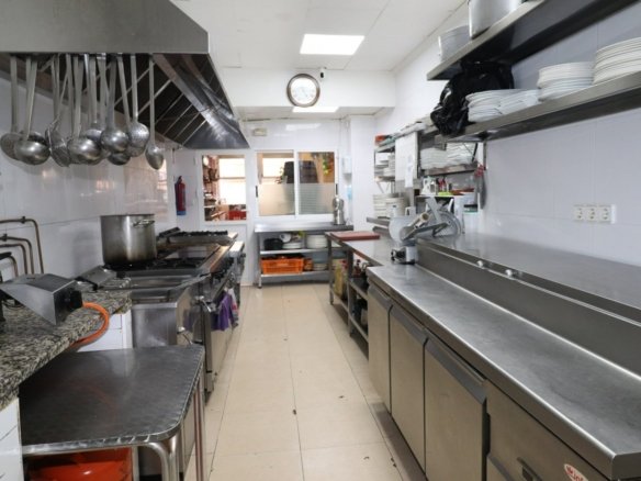 2 Bath Commercial in Torrevieja - Caza De Casa