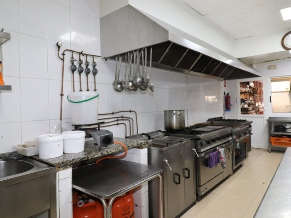 2 Bath Commercial in Torrevieja - Caza De Casa