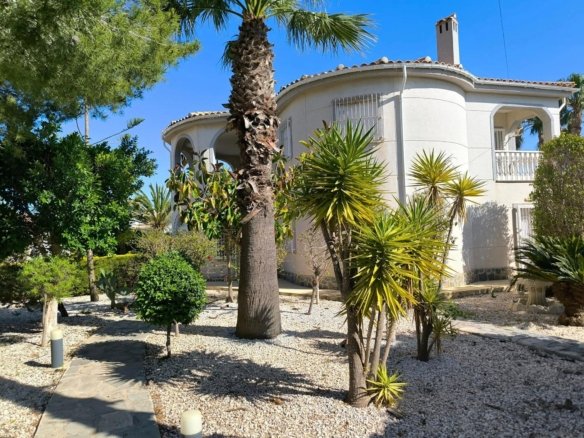 5 Bedroom 2 Bathroom Villa in Torrevieja - Caza De Casa