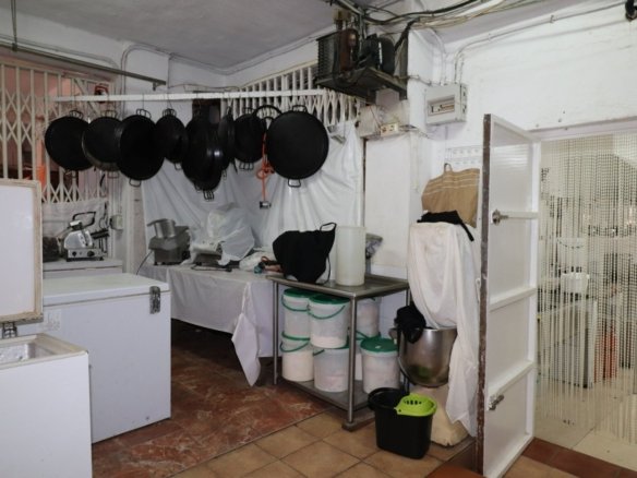 2 Bath Commercial in Torrevieja - Caza De Casa