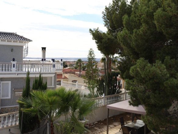 5 Bedroom 3 Bathroom Villa in Ciudad Quesada - Caza De Casa