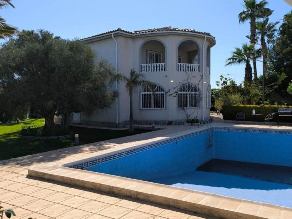 5 Bedroom 2 Bathroom Villa in Torrevieja - Caza De Casa