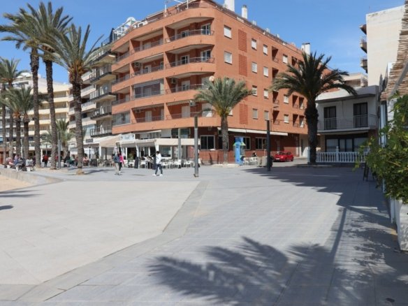 2 Bath Commercial in Torrevieja - Caza De Casa
