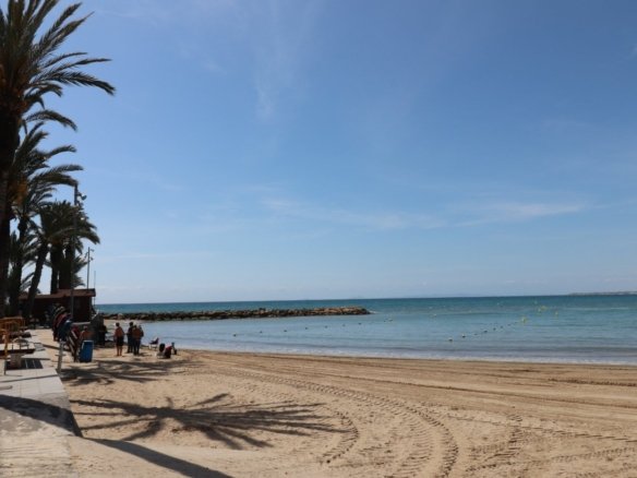 2 Bath Commercial in Torrevieja - Caza De Casa
