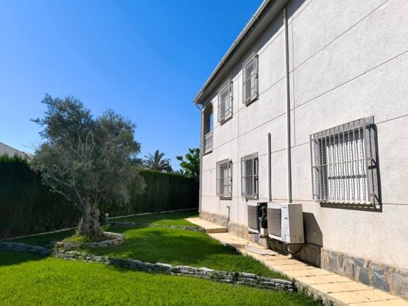 5 Bedroom 2 Bathroom Villa in Torrevieja - Caza De Casa