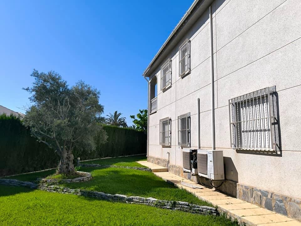 3-5 5 Bedroom 2 Bathroom Villa in Torrevieja - Caza De Casa