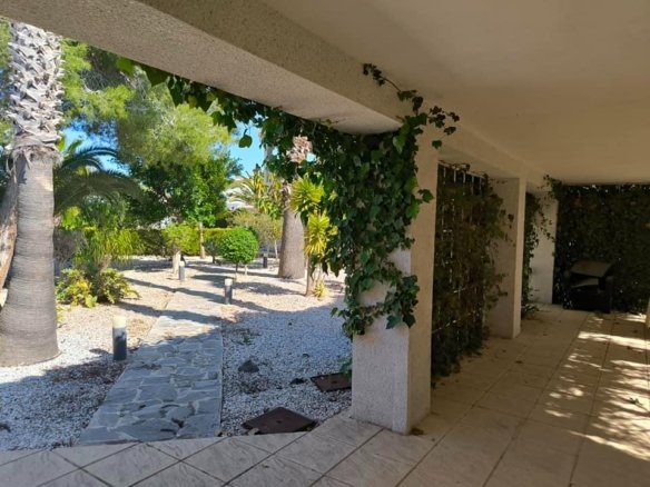 5 Bedroom 2 Bathroom Villa in Torrevieja - Caza De Casa
