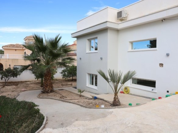 5 Bedroom 3 Bathroom Villa in Ciudad Quesada - Caza De Casa