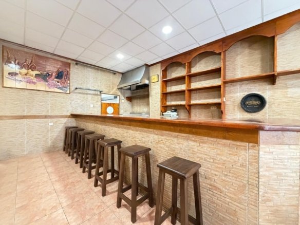 2 Bath Commercial in Torrevieja - Caza De Casa